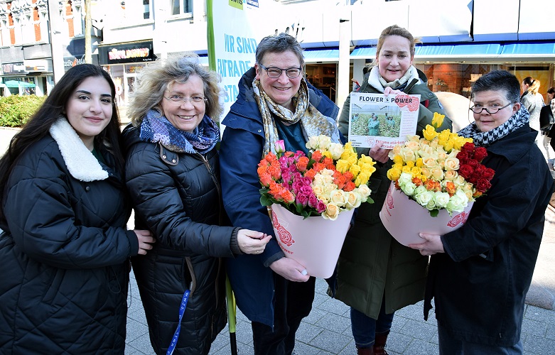 Rosen erfreuen Frauen in Herne und Afrika