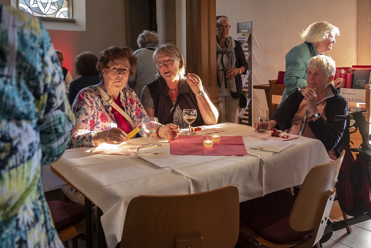 Die ganze Kirche voll Gesang