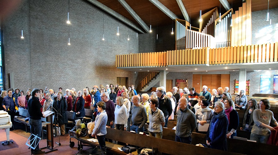 Gemeinsames Singen in der Kirche statt unter der Dusche