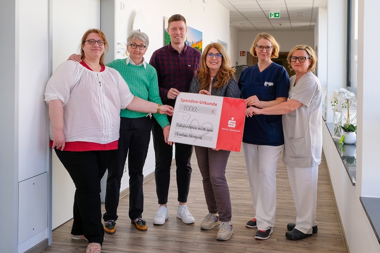 Spendenübergabe auf der Palliativstation des EvK Herne