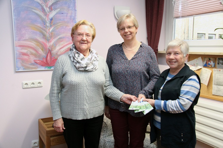 Frauenhilfe Elpeshof spendet 300 Euro für Palliativstation 