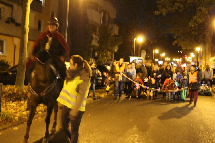 Stute Chica führte den Martinszug durch Sodingen