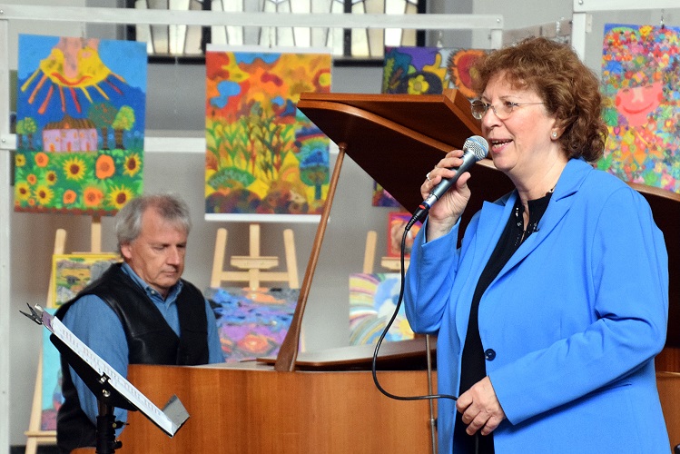 Kunstausstellung, Livemusik und Kindertheater