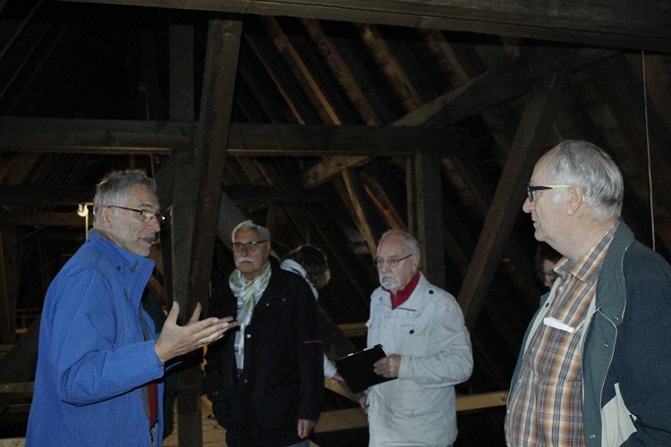 Sieben Unerschrockene klommen auf Turm