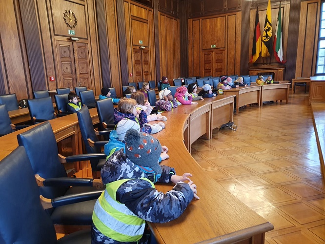 Angehende Schulkinder besuchen Rathaus