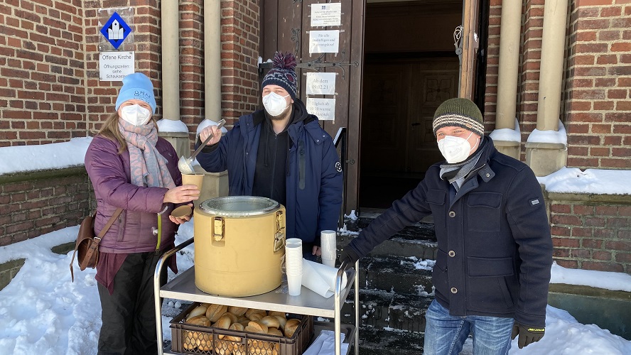 Helfen mit ein paar mehr Sachen im Einkaufskorb