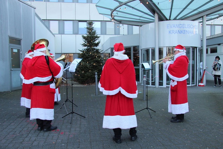 Weihnachtsmänner bringen Fröhlichkeit 