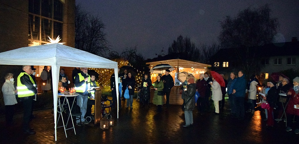 Weihnachtsmarktatmosphäre vor der Dreifaltigkeitskirche