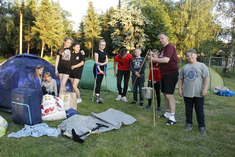 Geländespiel, Schwimmen und Lagerfeuer