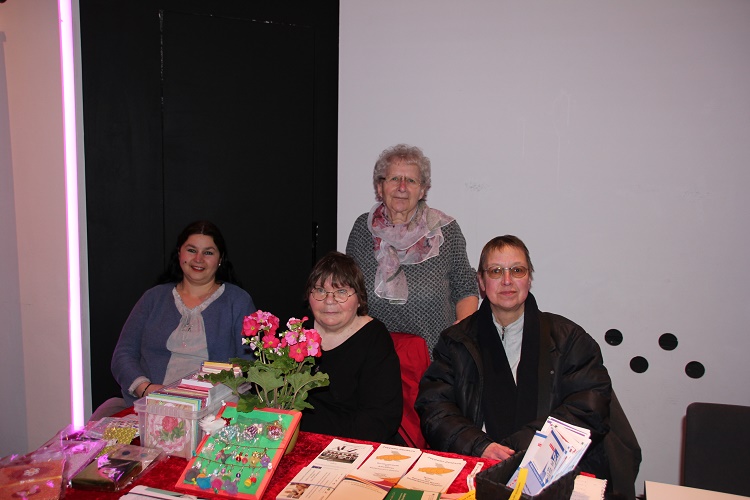 Ehrenamtliche präsentierten Informationen und Selbstgemachtes