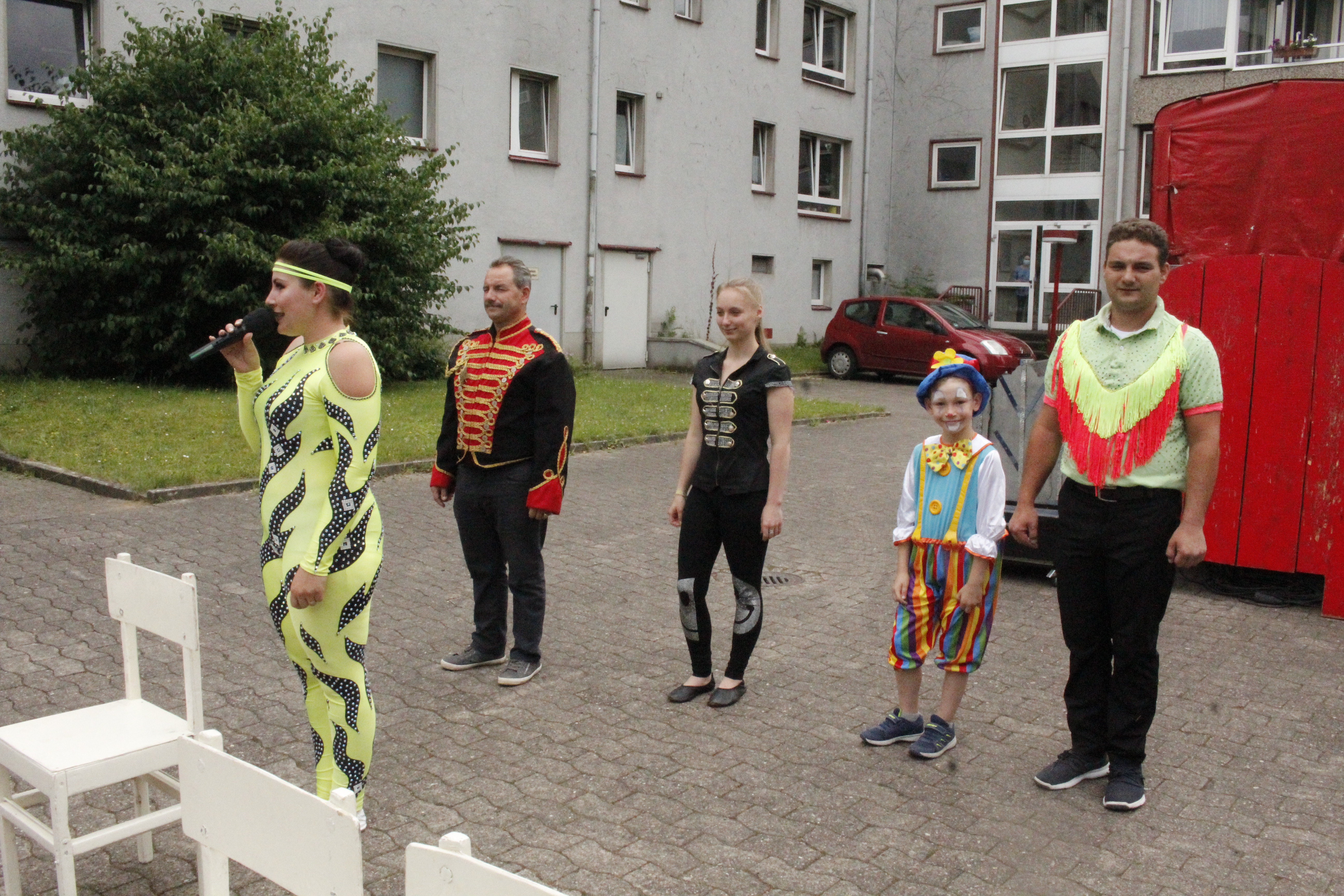 Messer flogen an Heimbewohnern vorbei