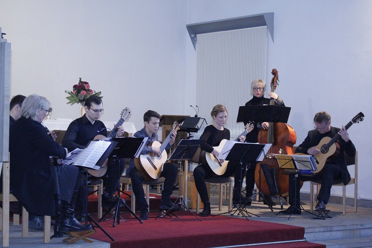 Zugunsten der OASE gezupft